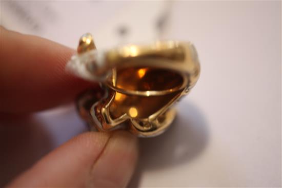 A 1980s? Kutchinsky 18ct gold and enamel, emerald and diamond set tigers head ring, size D.